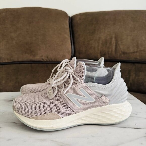 New Balance Womens Fresh Foam ROAV V2 Shoes Gray Running Size 7.5 - Picture 3 of 9